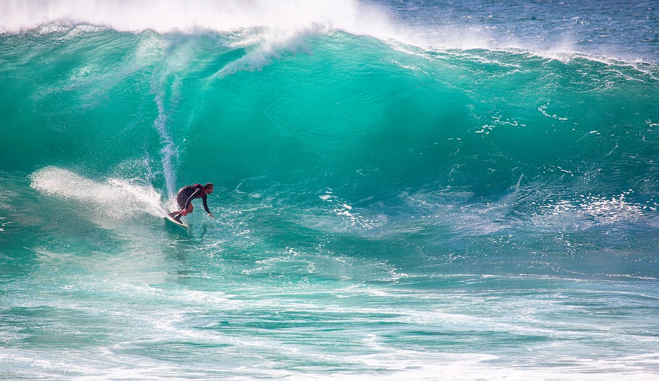 Surfing | Image Courtesy: Kanenori