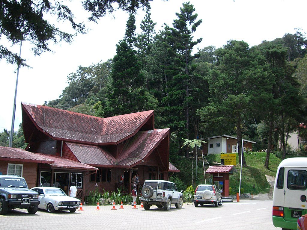 1024px-Kinabalu_park_HQ