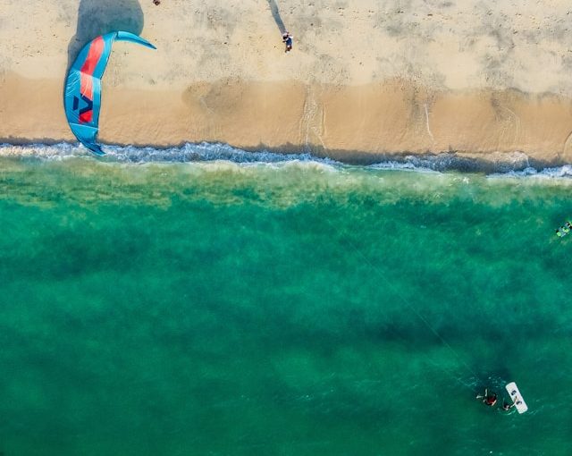 Kitesurfing in Abu Dhabi: Wind Seasons, Lessons and Beach Rules